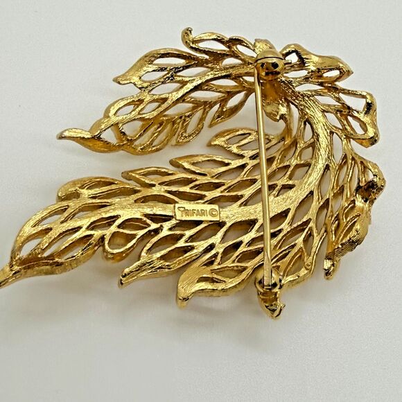 VTG Crown Trifari Goldtone Textured Openwork Leaf Brooch Modernist MCM Old Money - Picture 8 of 9